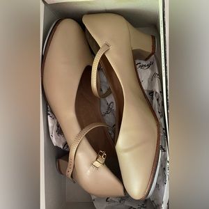 Tap shoes Size 8M Capezio Tap jr. Footlight in tan